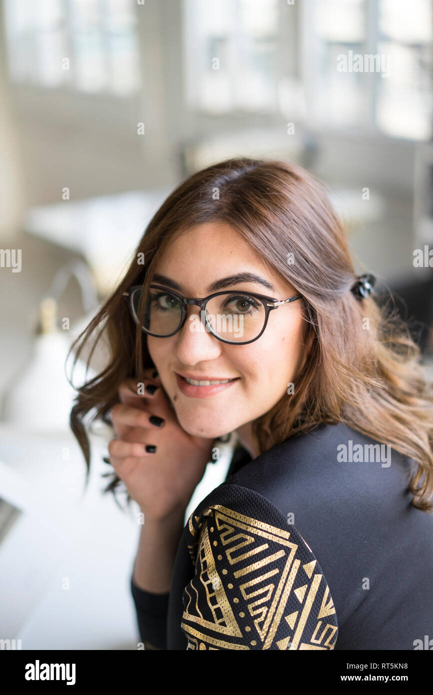 Ritratto di sorridere i giovani designer in un atelier Foto Stock