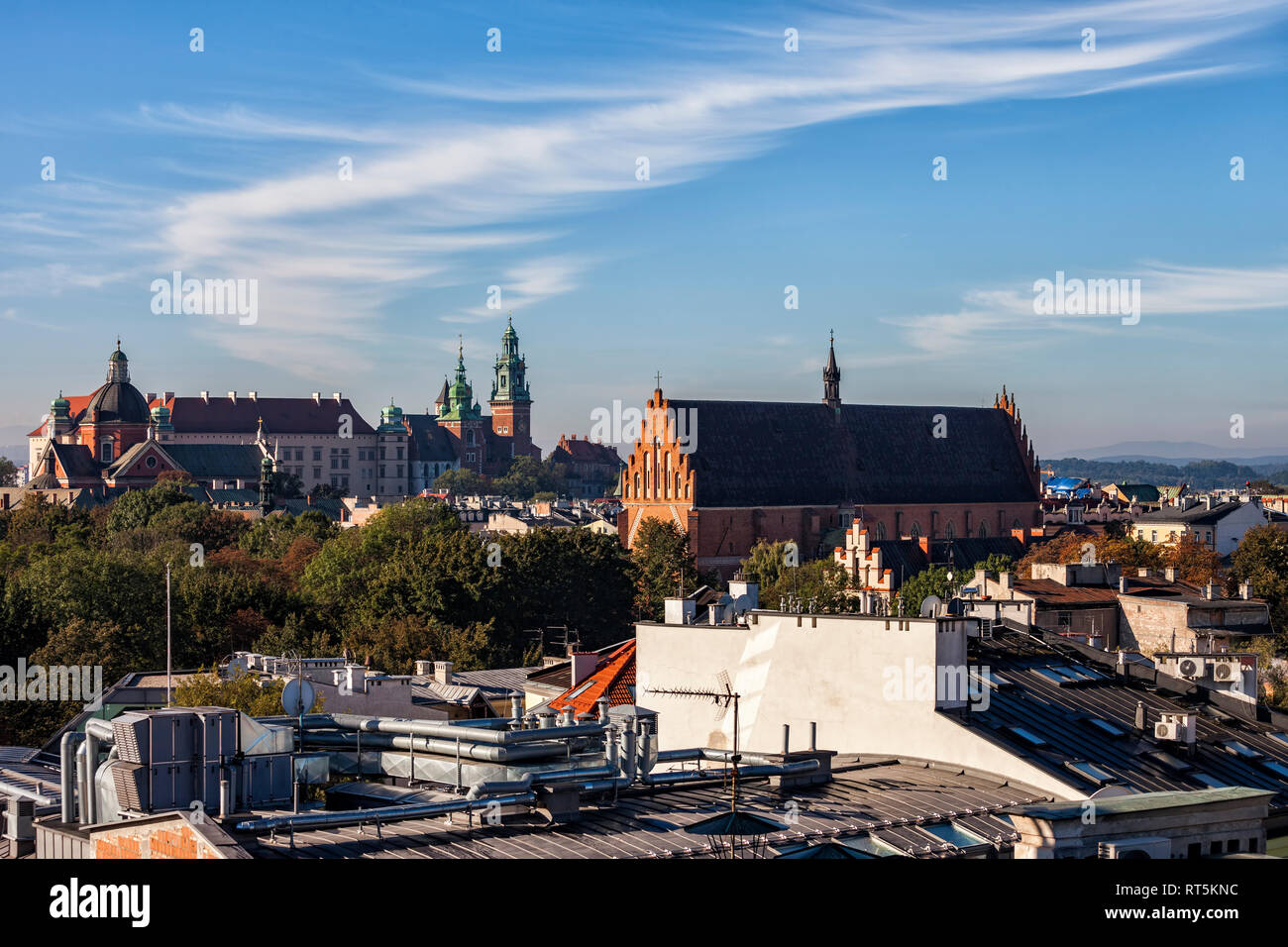 La Polonia, Cracovia, centro storico paesaggio con il castello di Wawel e la chiesa della Santa Trinità Foto Stock