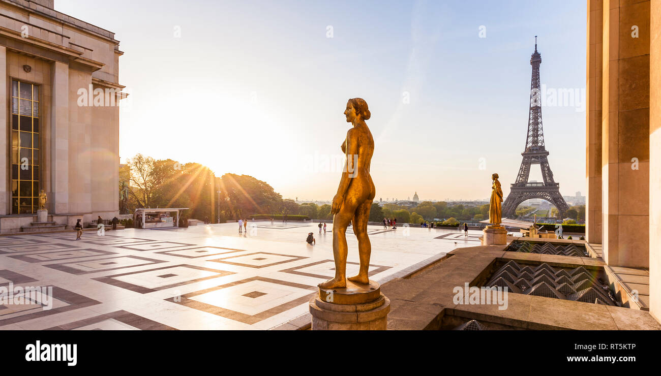 Francia, Parigi Torre Eiffel con statue a Place du Trocadero Foto Stock