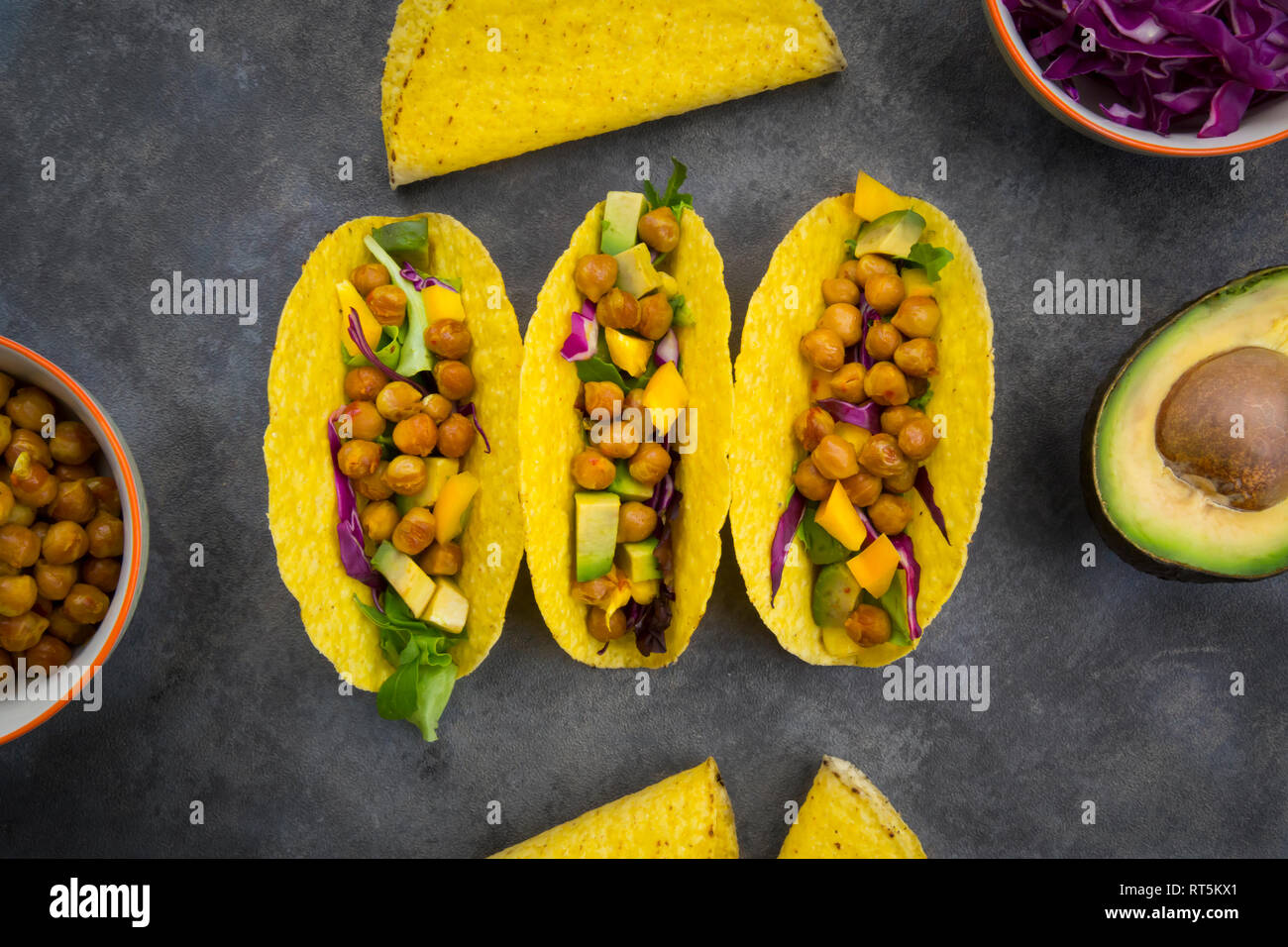 Tacos vegetariano con curcuma, arrosti di ceci, paprica, avocado, insalata e cavolo rosso Foto Stock