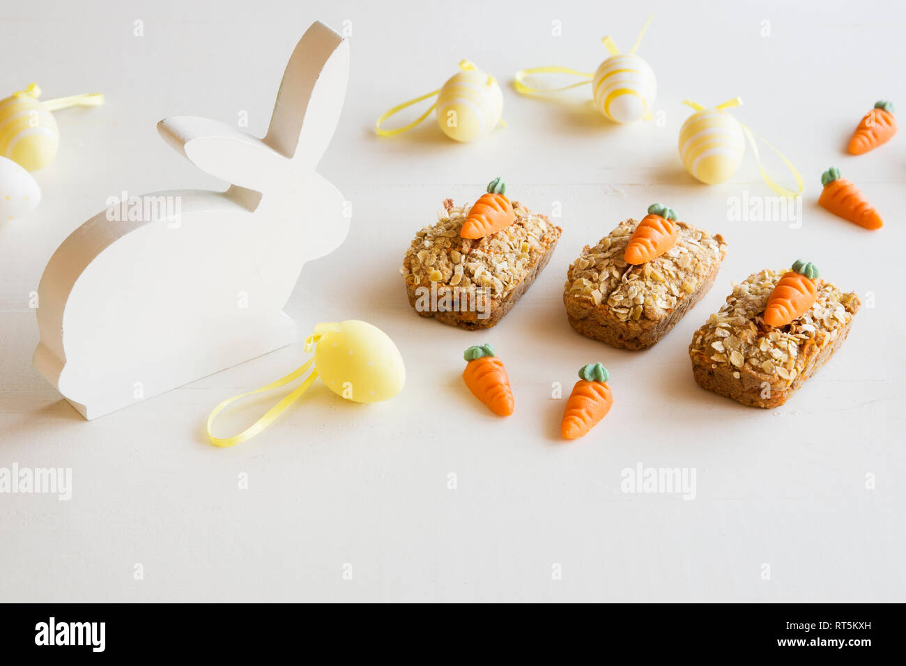 Tre mini le torte di carote con carote di marzapane e decorazione di Pasqua Foto Stock
