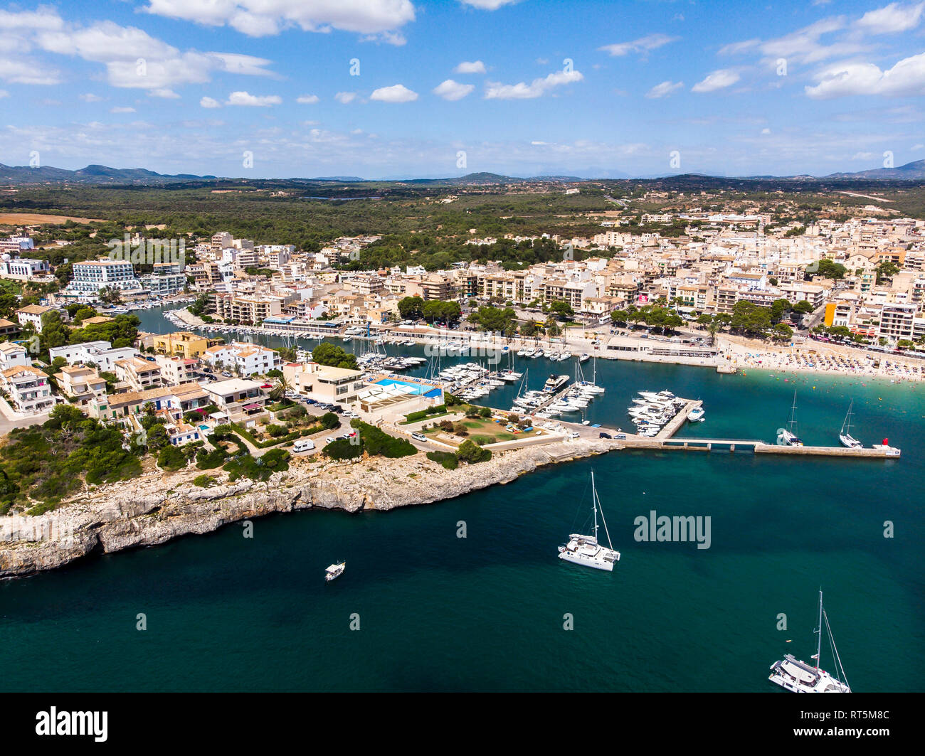 Spagna, Baleares, Mallorca, Porto Cristo, Cala Manacor, costa con ville e porto naturale Foto Stock