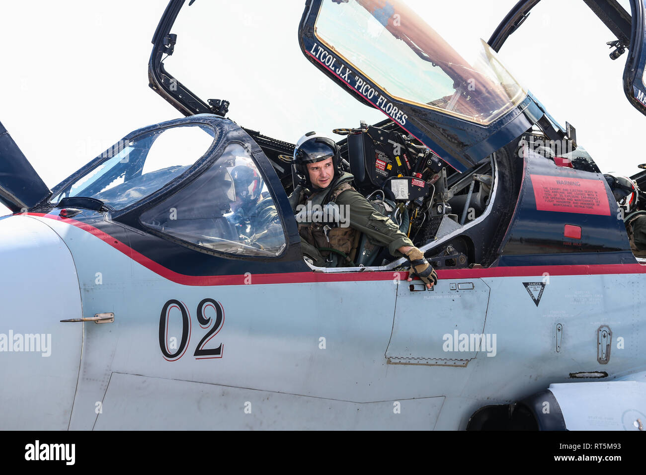 Un U.S. Marine si prepara a uscire da un EA-6B Prowler al Marine Corps Air Station Cherry Point, North Carolina, Feb 26, 2019. Marine Tactical Electronic Warfare Squadron (VMAQ) 2 volò il velivolo in preparazione per il loro ultimo volo come l'ultimo residuo Prowler squadron in Marine Corps. Il Marine e di aeromobili sono assegnati a VMAQ-2, Marine Aircraft Group 14, 2° velivolo marino ala. (U.S. Marine Corps foto di Cpl. Ieter T. pietra) Foto Stock