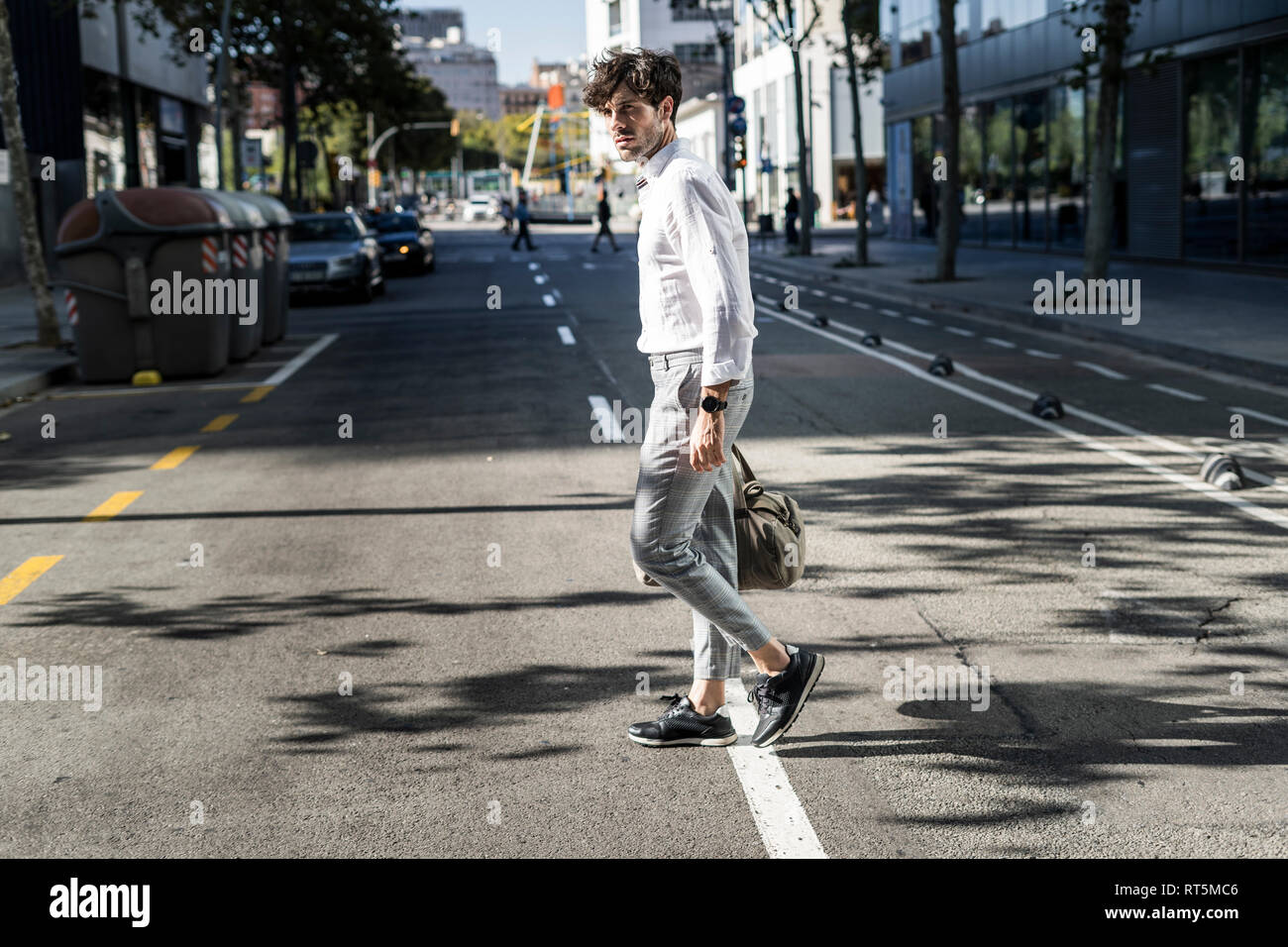 Giovane uomo nella città in viaggio attraversando via Foto Stock