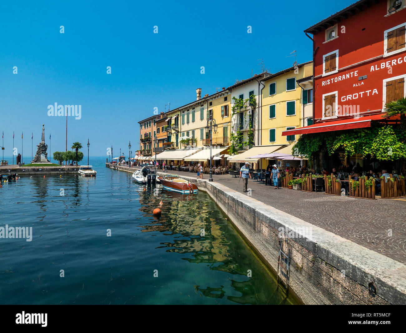 L'Italia, Veneto, Lago di Garda Lazise, città vecchia al waterfront Foto Stock