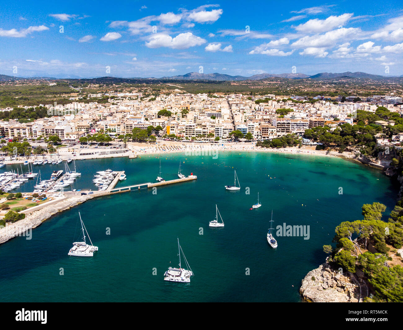 Spagna, Baleares, Mallorca, Porto Cristo, Cala Manacor, costa con ville e porto naturale Foto Stock