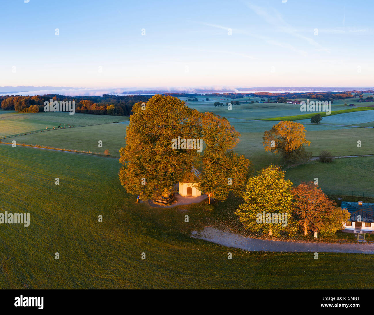 In Germania, in Baviera, vista aerea di Maria Dank cappella sul Fuerstenberg, Starnberger See in background Foto Stock