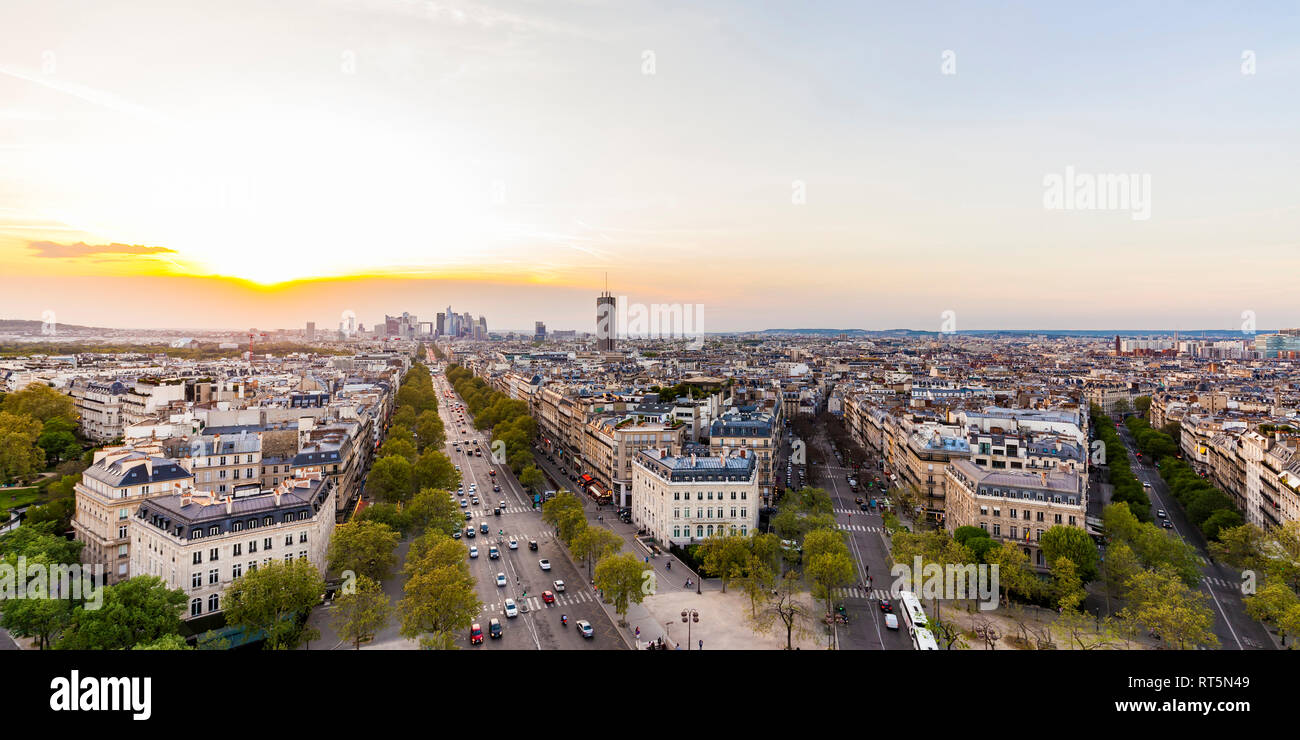 Francia, Parigi, cityscape con Place Charles-de-Gaulle, Avenue de la Grande Armée e La Defense Foto Stock