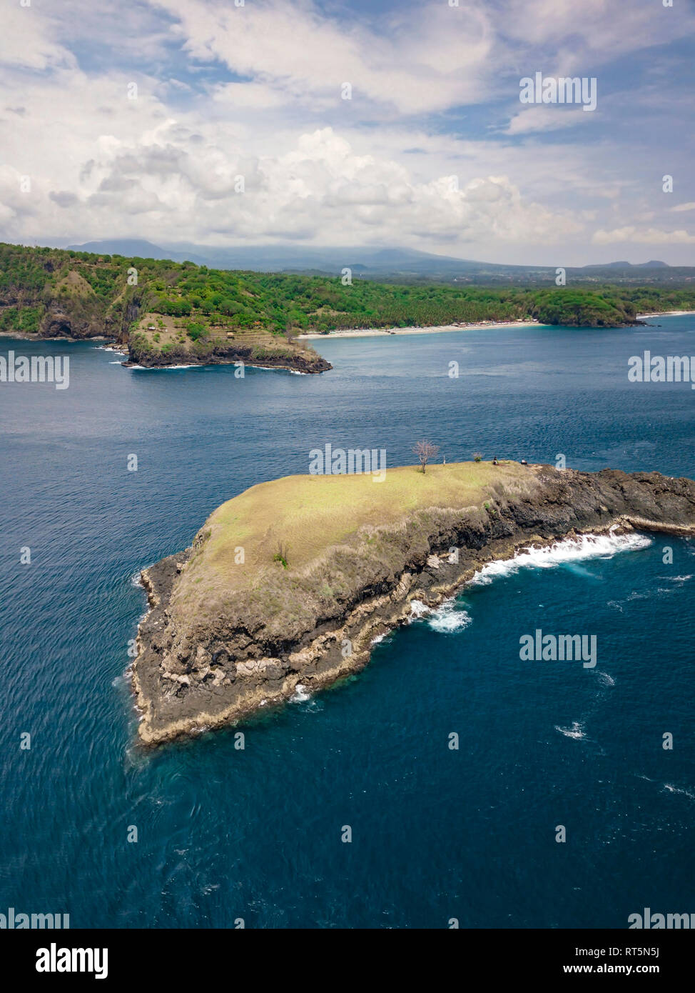 Indonesia, Bali, Karangasem, vista aerea di Pulau Paus isola e spiaggia vergine in background Foto Stock