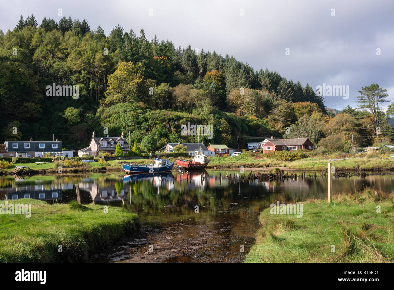 Barche da pesca ormeggiate nella parte anteriore del case di Waterfoot vicino al villaggio di Carradale sulla penisola di Kintyre in un pomeriggio soleggiato. Foto Stock