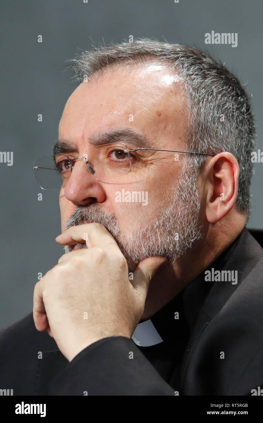 Italia, Roma, Città del Vaticano, 26 Febbraio 2019 : Mons. Segundo Tejado Munoz, sotto-Segretario del Dicastero per la promozione di uno sviluppo umano integrale Foto Stock