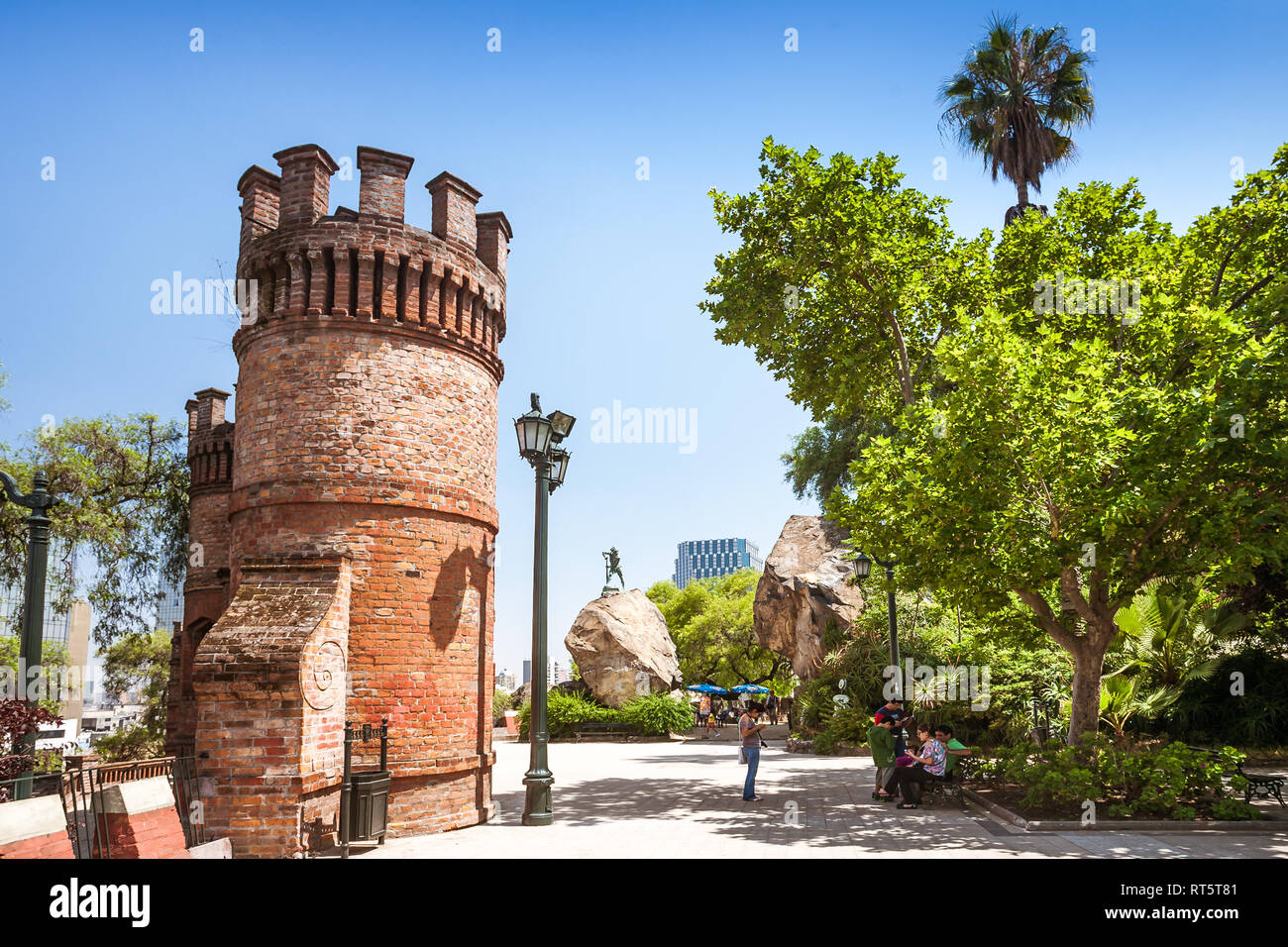 Santiago del Cile, Dicembre 17, 2017: Toutists a Fort Hidalgo sulla collina di Santa Lucia in Santiago de Cile Foto Stock