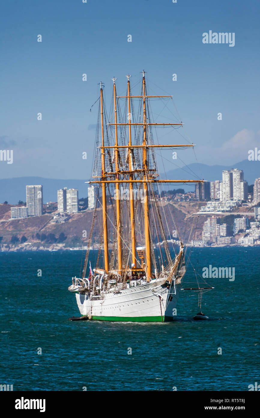Valparaiso, Cile, Novembre 23, 2017: Esmeralda, un acciaio a scafo quattro-masted barquentine tall ship della marina cilena. Foto Stock