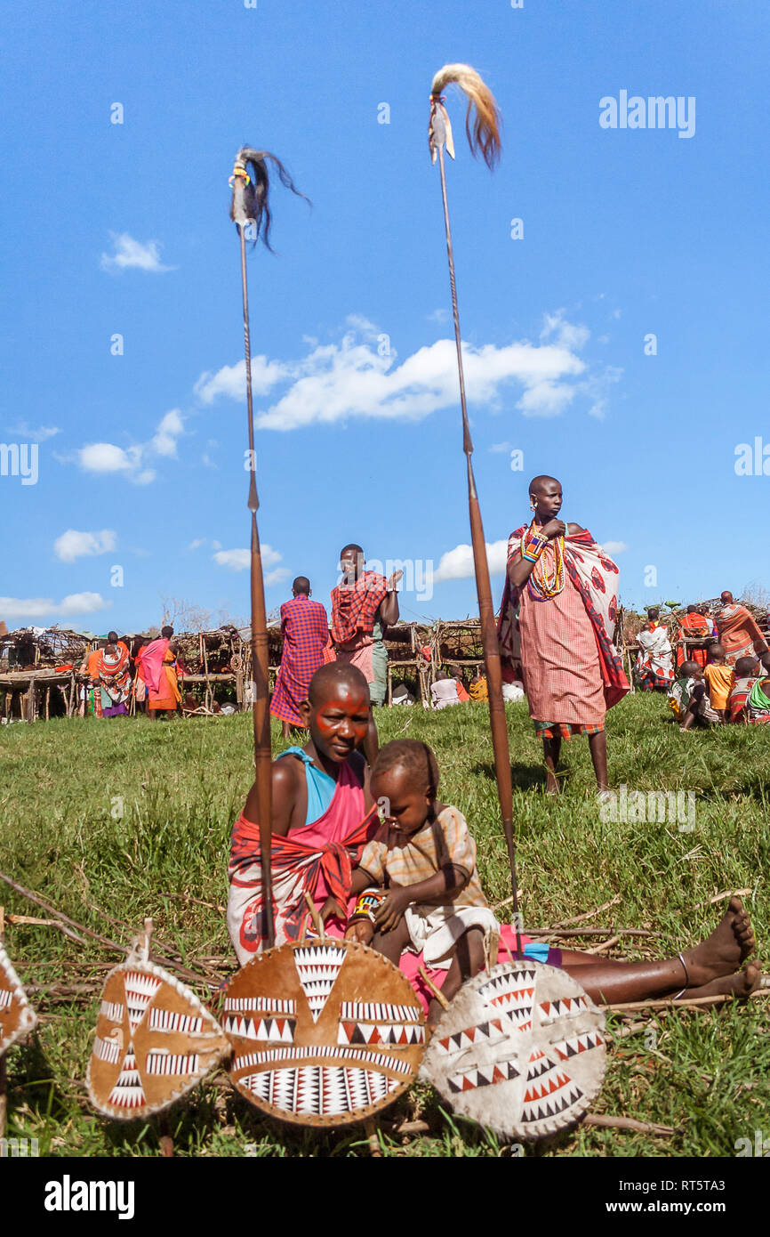 Masai Mara, Kenya, 23 Maggio 2017: donna della tribù Masai con suo figlio in un tribale villaggio keniano Foto Stock