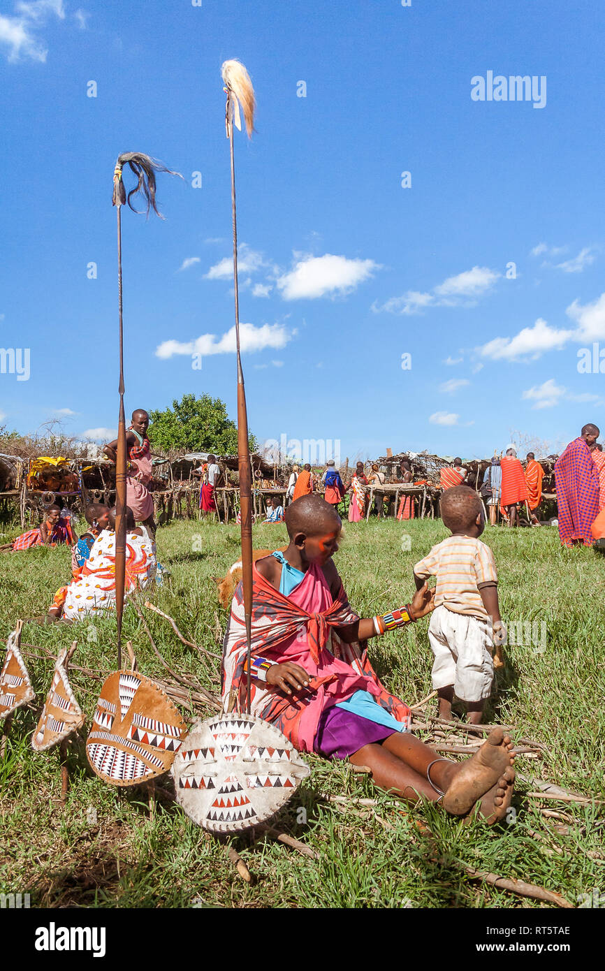Masai Mara, Kenya, 23 Maggio 2017: donna della tribù Masai con suo figlio in un tribale villaggio keniano Foto Stock