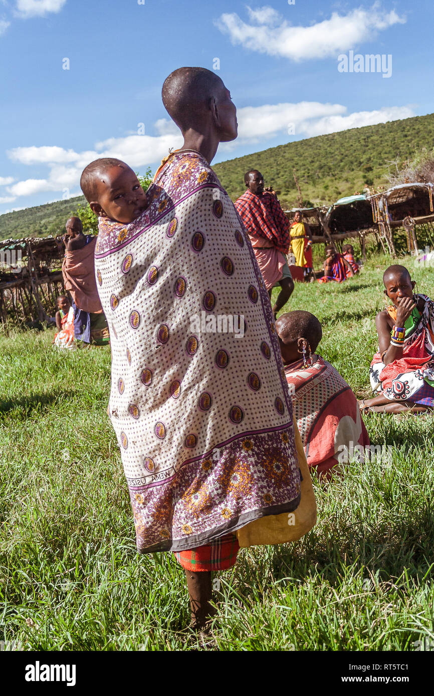 Masai Mara, Kenya, 23 Maggio 2017: donna della tribù Masai con il suo bambino in un tribale villaggio keniano Foto Stock