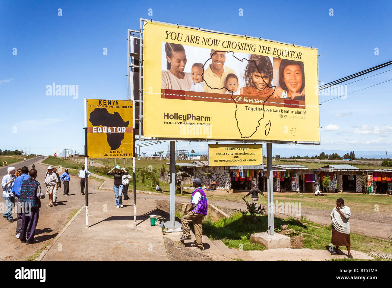 Nanyuki, Kenya, 18 Maggio 2017: la gente e i turisti intorno al cartello stradale per la linea dell'equatore grado zero Foto Stock