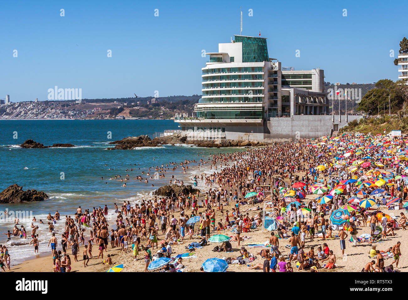 Affollata spiaggia sul lungomare di Vina del Mar, Cile il 16 gennaio, 2017 Foto Stock