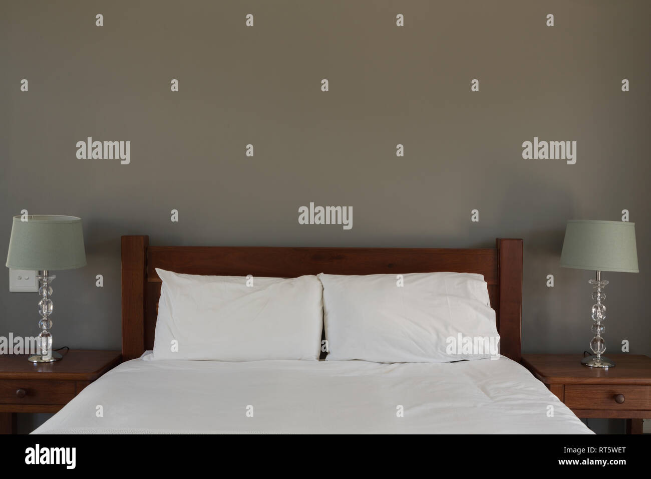 Lampada da tavolo in camera da letto a casa Foto Stock