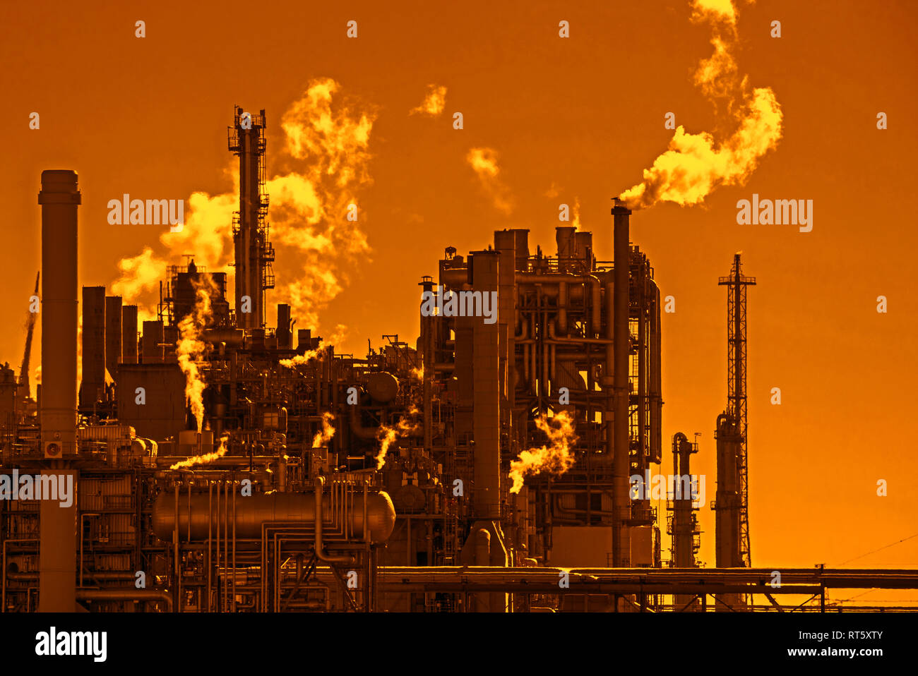 Industrial Estate al tramonto con il cielo arancione mostra BASF produzione chimica sito nel porto di Anversa, Belgio Foto Stock
