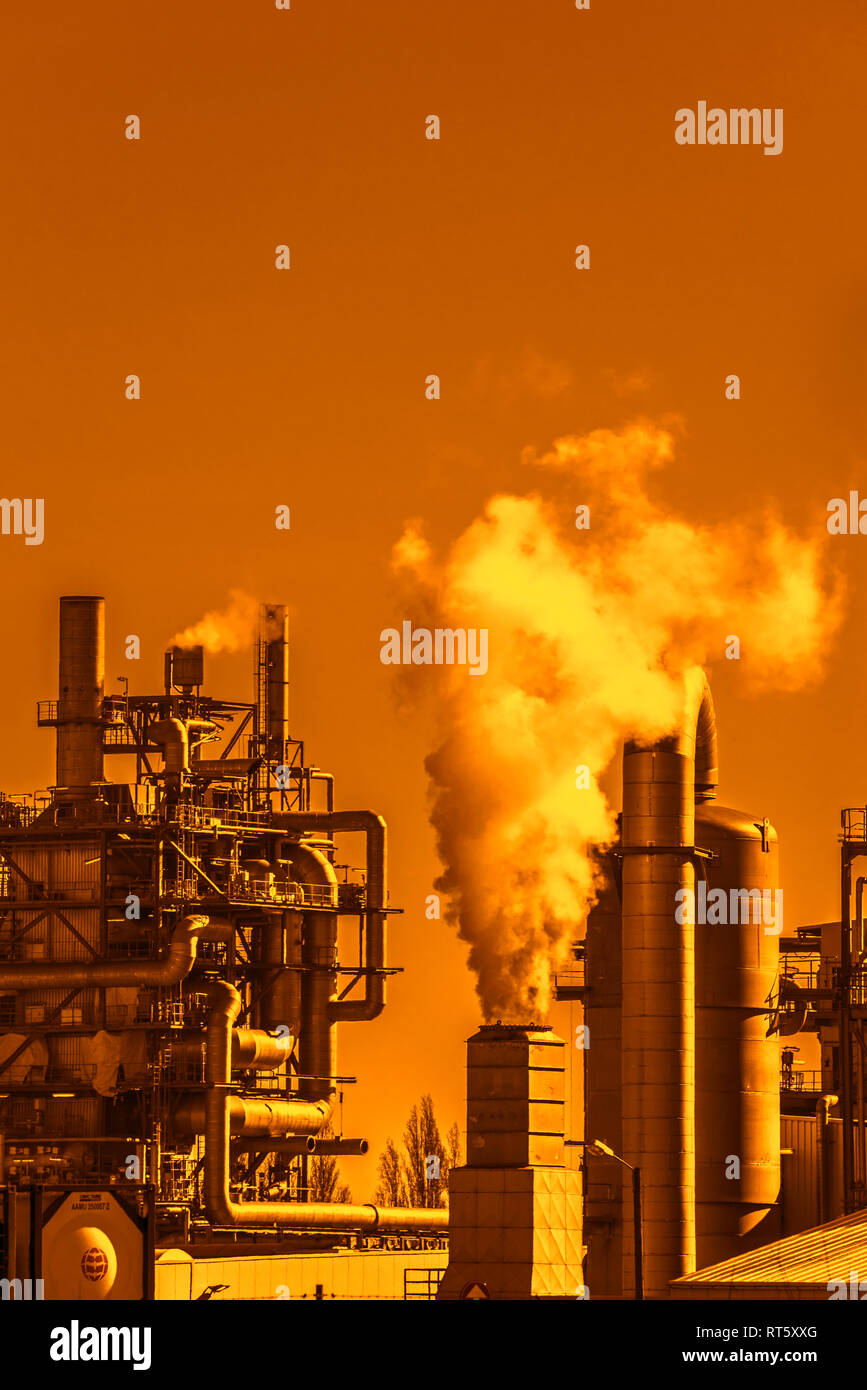 Industrial Estate al tramonto con il cielo arancione mostra BASF produzione chimica sito nel porto di Anversa, Belgio Foto Stock
