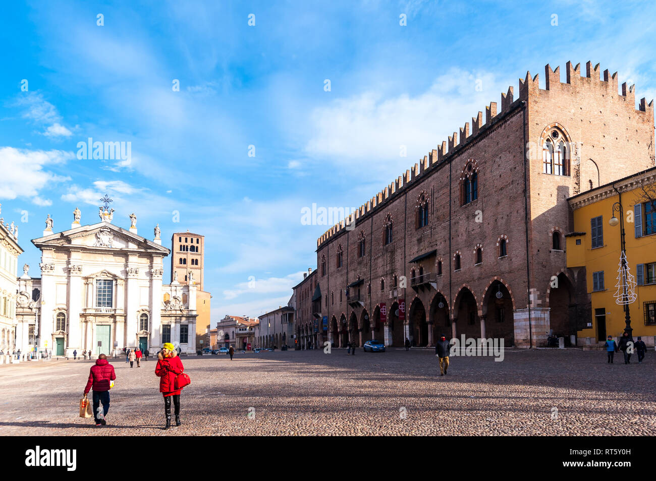 Mantova, Italia - 5 Gennaio 2018 : la storia della città di Mantova. Prospicenti Piazza Ducale. Piazza delle Erbe. Foto Stock