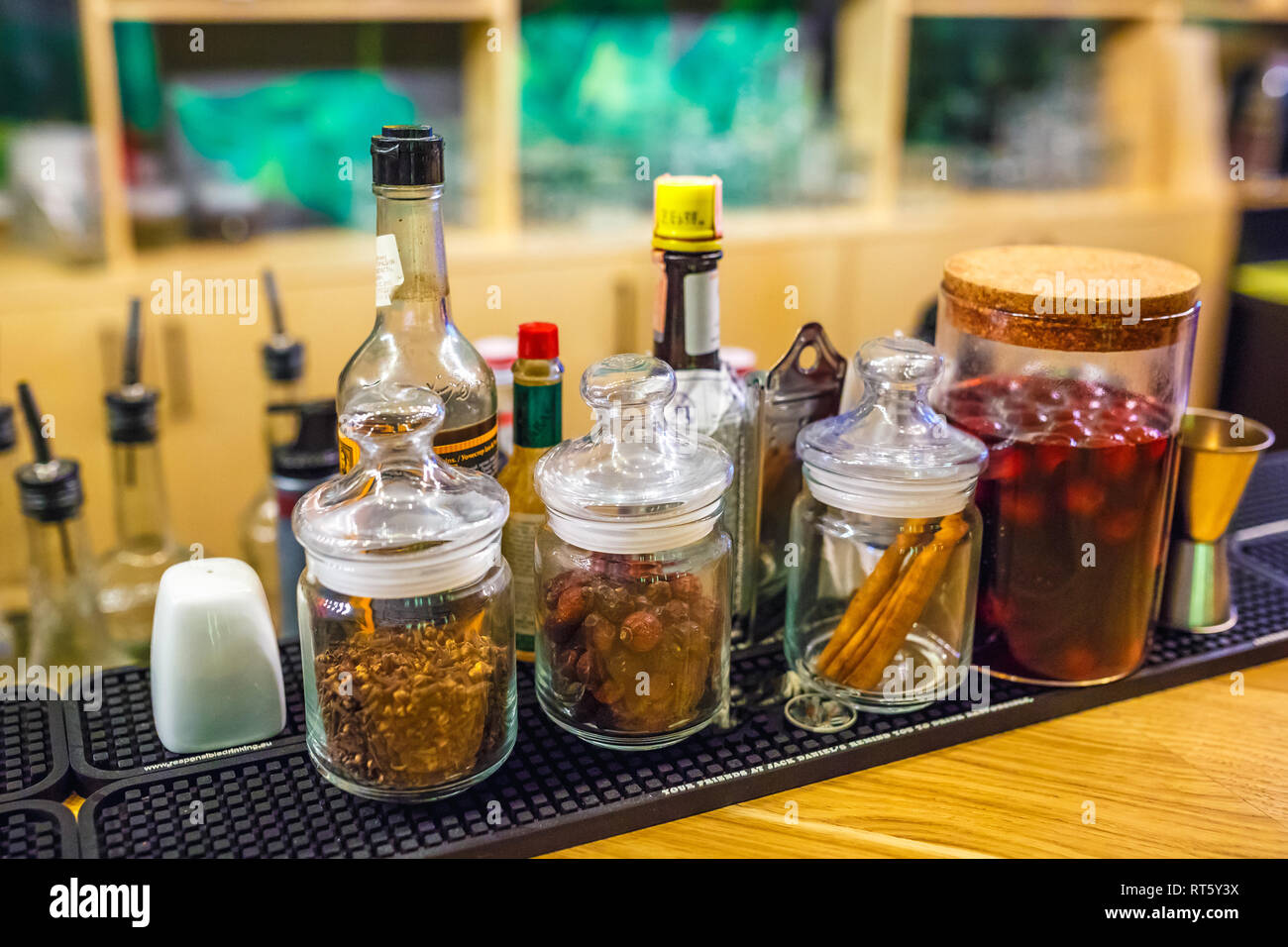 Barre di spezie in un bar di elite per la realizzazione di un cocktail di cannella spicchio di rosa canina ubriaco Cherry Foto Stock