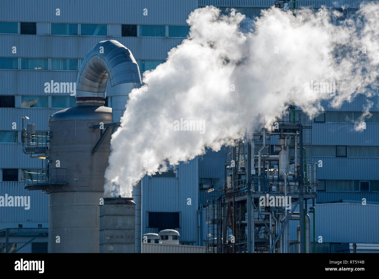 Fumo dal camino ad industrial estate mostra BASF produzione chimica sito nel porto di Anversa, Belgio Foto Stock