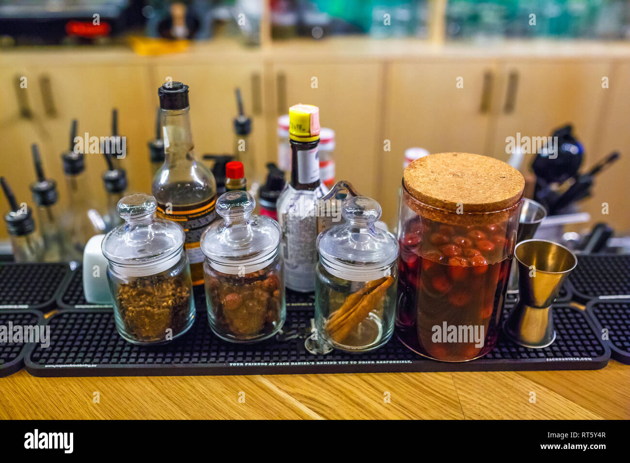 Barre di spezie in un bar di elite per la realizzazione di un cocktail di cannella spicchio di rosa canina ubriaco Cherry Foto Stock