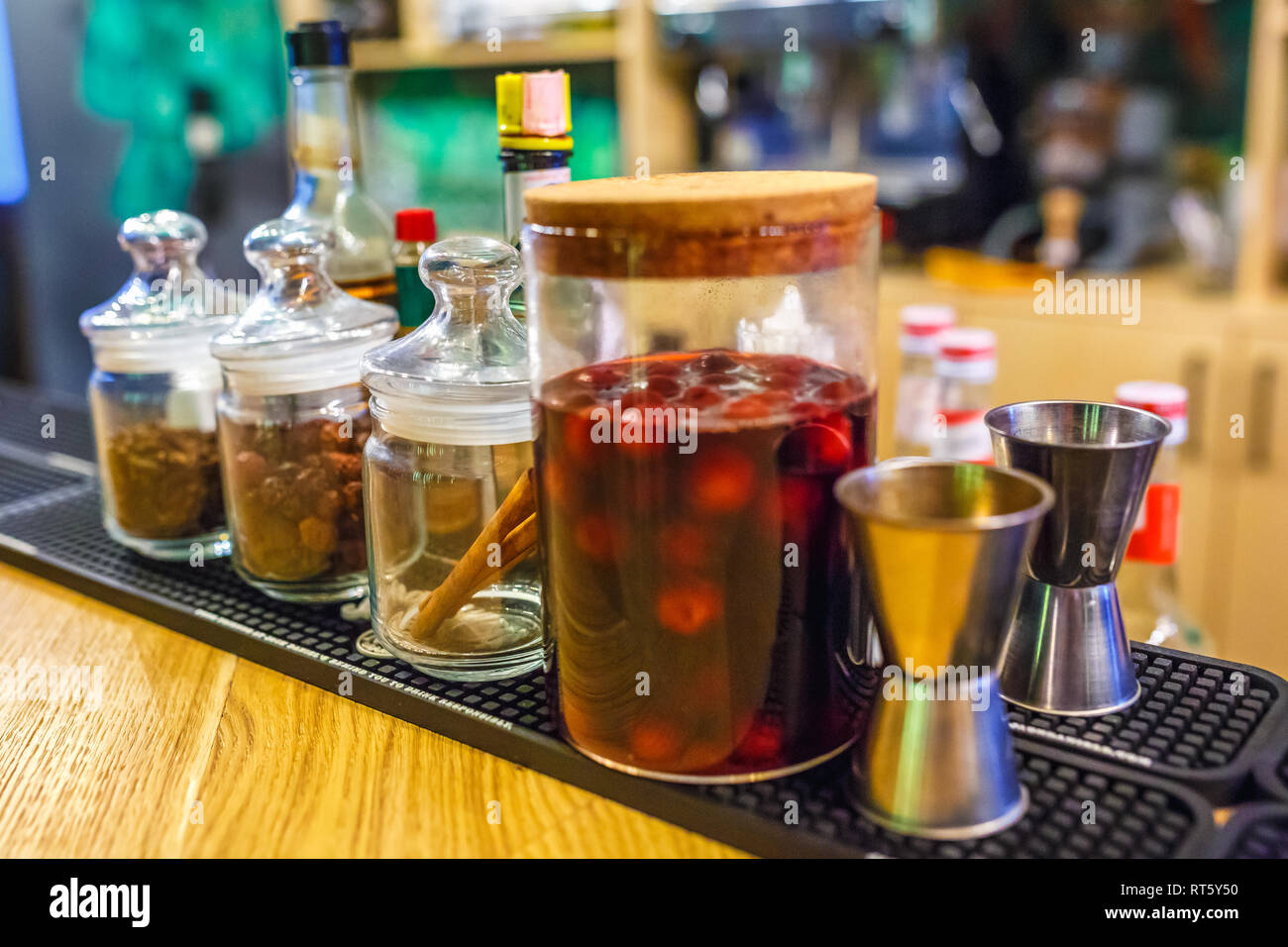 Barre di spezie in un bar di elite per la realizzazione di un cocktail di cannella spicchio di rosa canina ubriaco Cherry Foto Stock