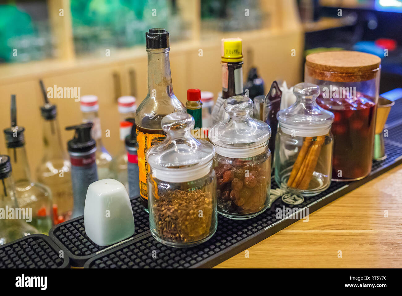 Barre di spezie in un bar di elite per la realizzazione di un cocktail di cannella spicchio di rosa canina ubriaco Cherry Foto Stock