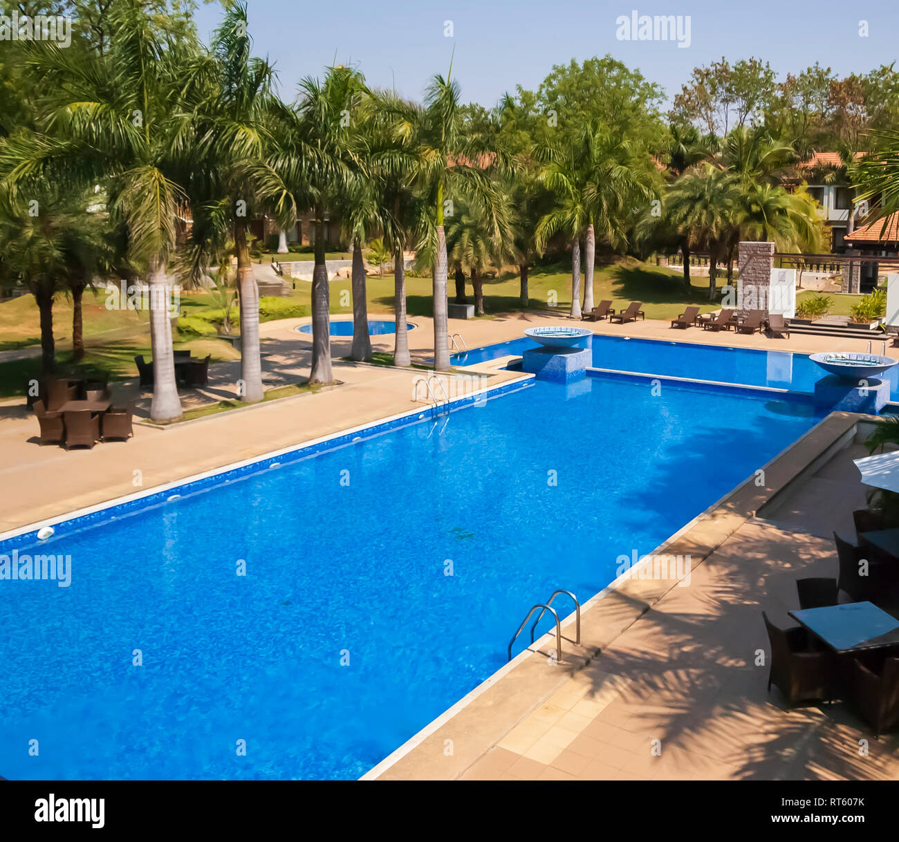 L'acqua fredda di una piscina a Golkonda Resorts, invitando gli ospiti per una nuotata rinfrescante in una calda giornata di sole. Hyderabad, Telangana, India. Foto Stock