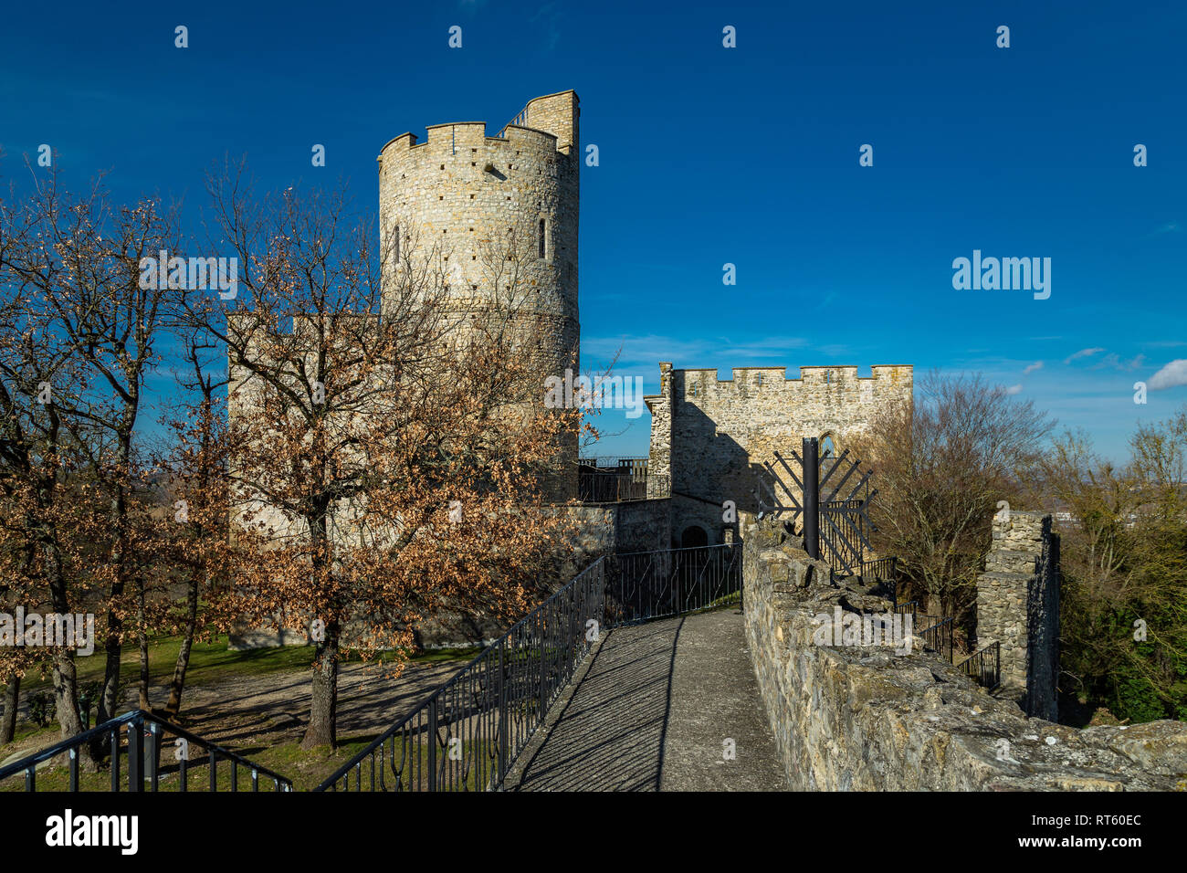 Il castello di Saint-Quentin-Fallavier, una roccaforte della famiglia Savoia nel Delfinato francese, ora in rovina. Francia Foto Stock