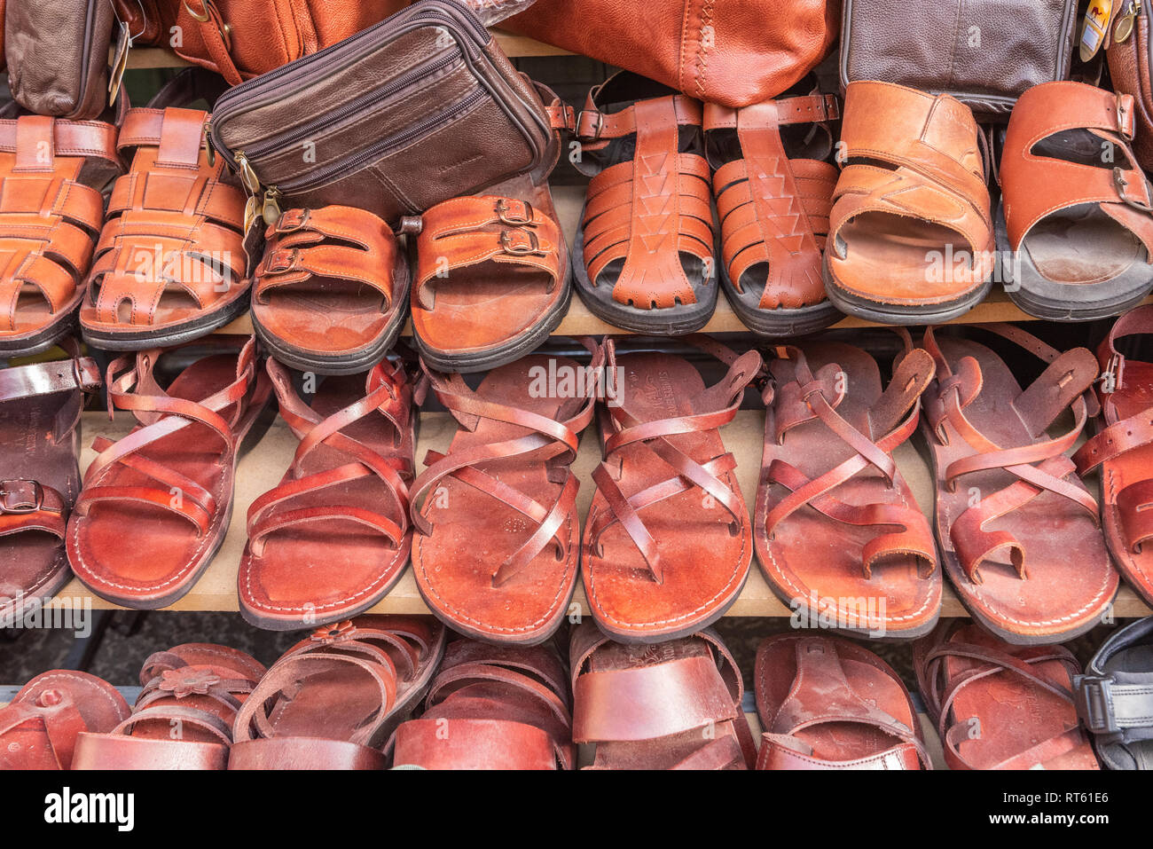 Israele, Gerusalemme - 31 Gennaio 2019: sandali di cuoio venduti nel  mercato nella città vecchia Foto stock - Alamy