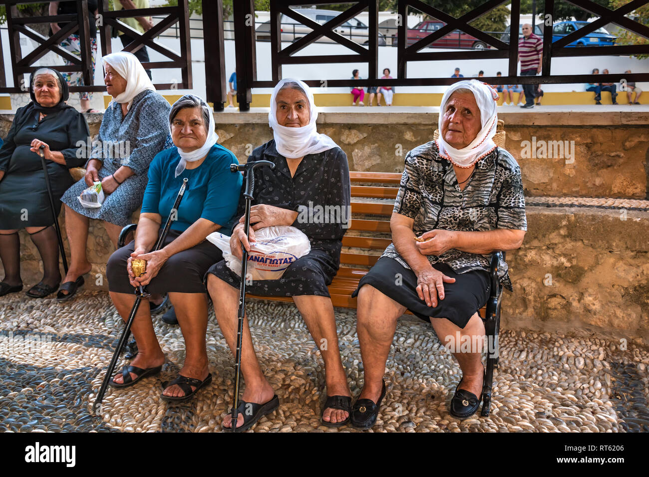 TSAMBIKA, l' isola di Rodi, Grecia - 6 Settembre 2017: il greco antico donne sconosciuto sedersi sulla panchina e godere di pomeriggio vicino monastero Tsambika Foto Stock