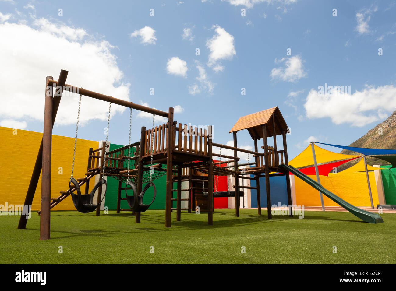 Parco giochi scuola in una giornata di sole Foto Stock