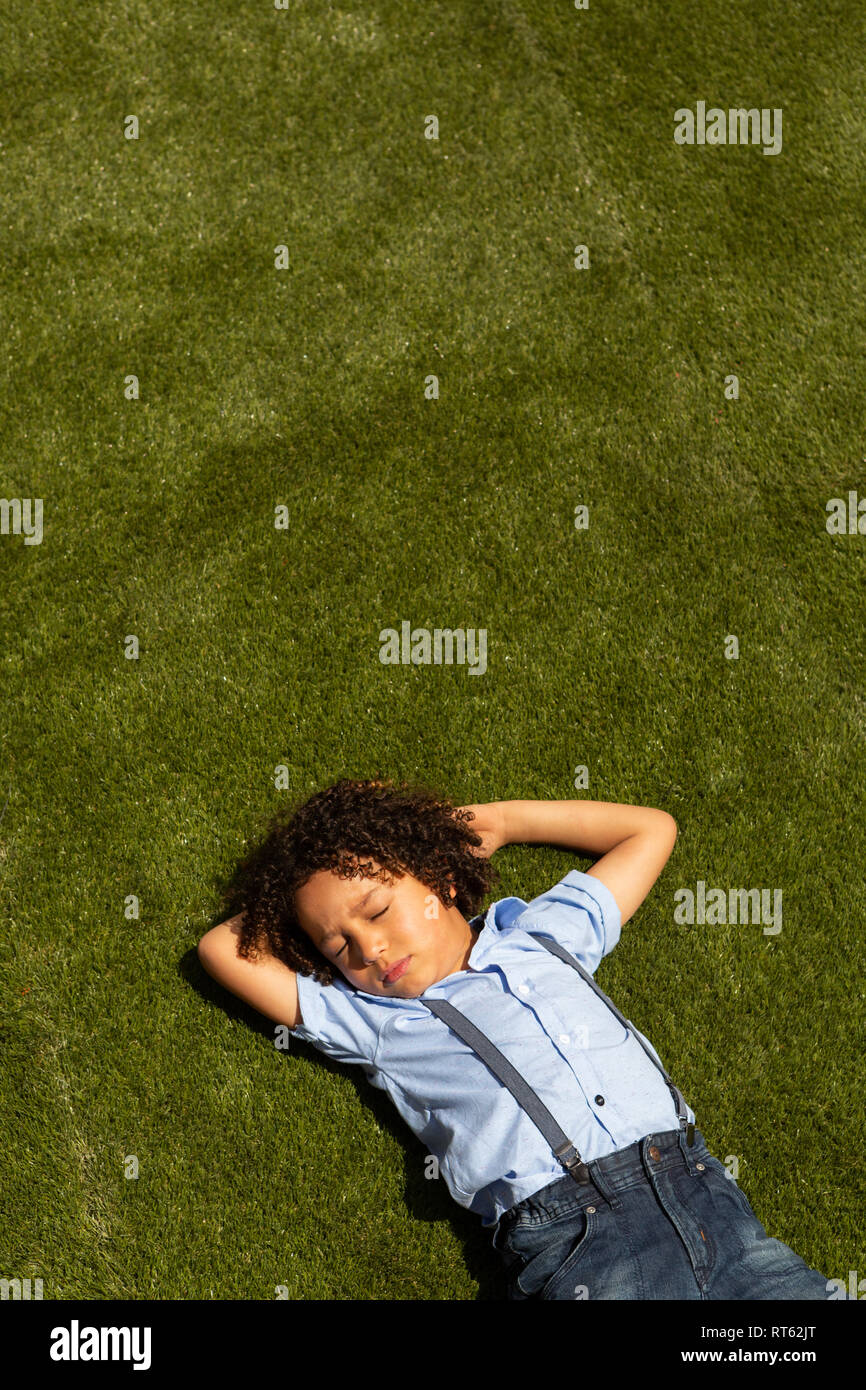 Schoolgirl relax nel parco giochi a scuola Foto Stock