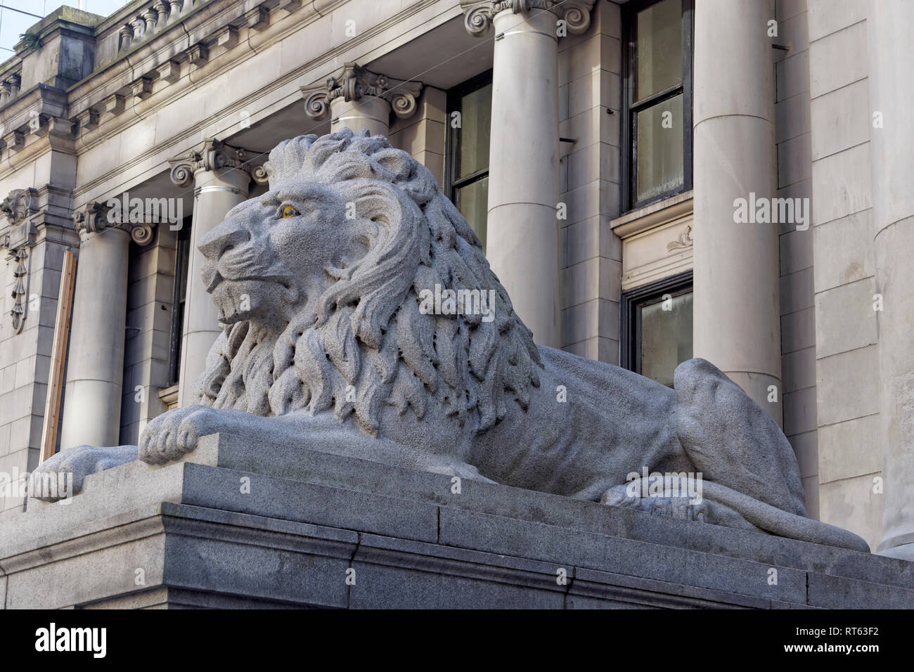 Leone africano statua in granito al di fuori della galleria d'Arte di Vancouver, precedentemente noto come la vecchia casa corte edificio, Vancouver, BC, Canada Foto Stock