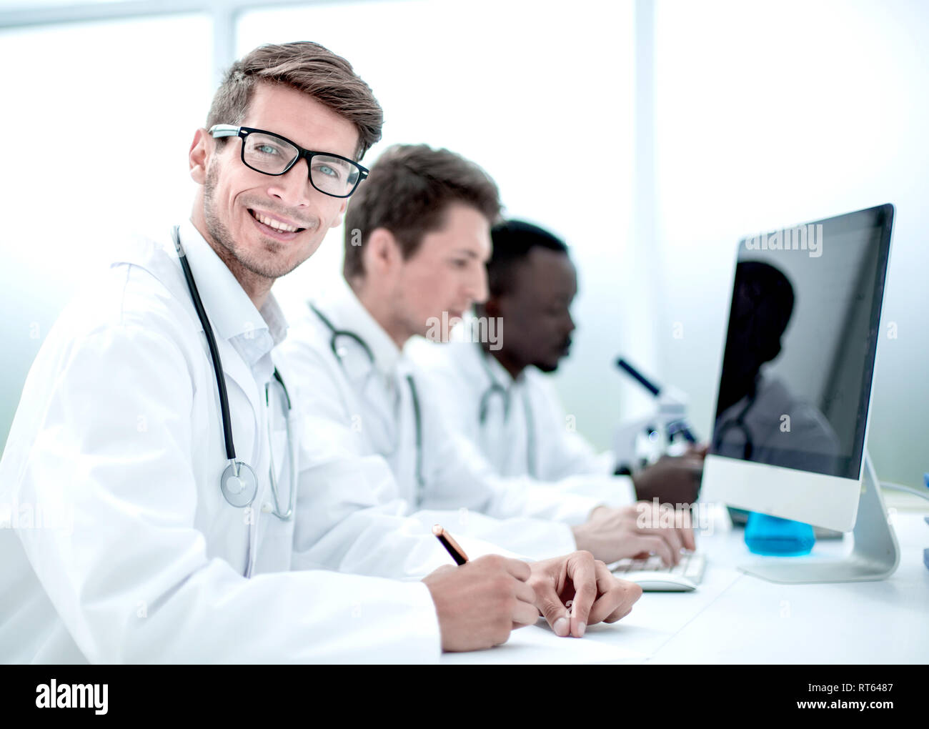 Il gruppo di medici condurre studi di laboratorio Foto Stock