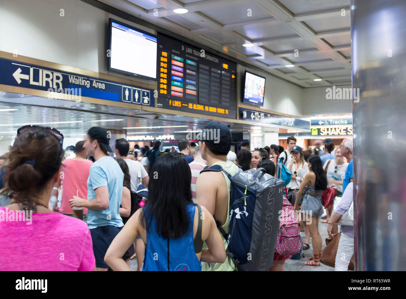 La città di New York, Stati Uniti d'America - 2 Luglio 2017: i passeggeri in attesa del via il loro treno sarà a essere annunciati presso la ferrovia di long island terminale in Penn Foto Stock