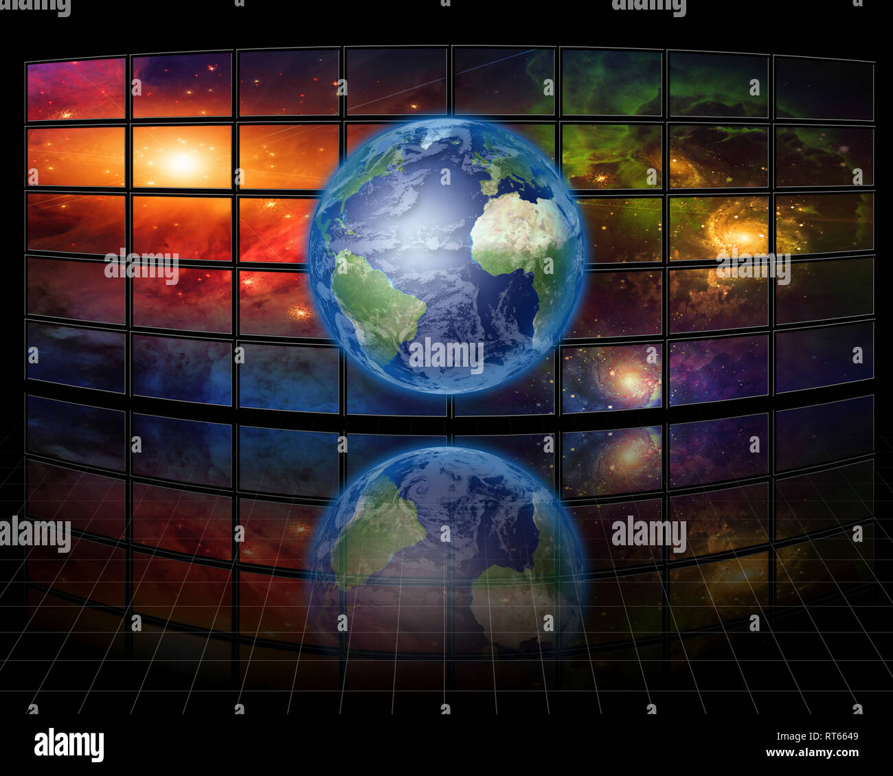 Gli schermi video con il Pianeta Terra Foto Stock