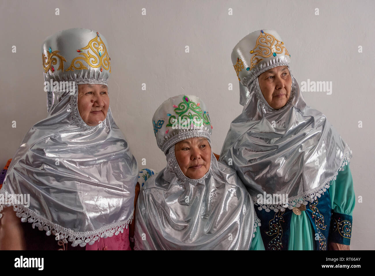 Trio di il kazako gli anziani del villaggio in abito tradizionale, Sharafkent, Kazakistan Foto Stock