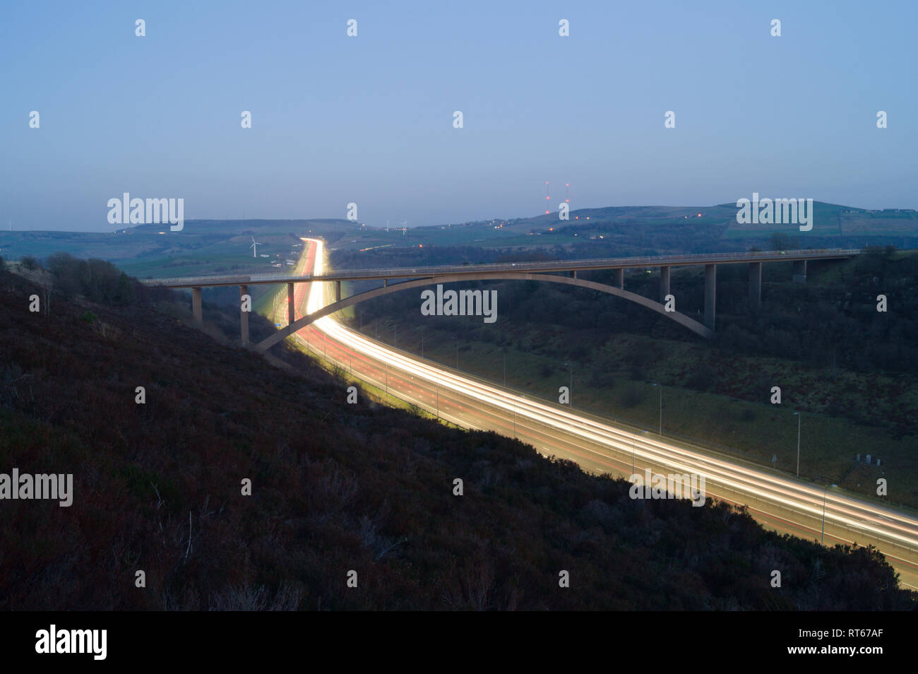 Il Ponte di Scammonden (conosciuto anche localmente come Brown Cow Bridge), visto guardando verso est dall'argine dell'autostrada M62. Inghilterra, Regno Unito Foto Stock