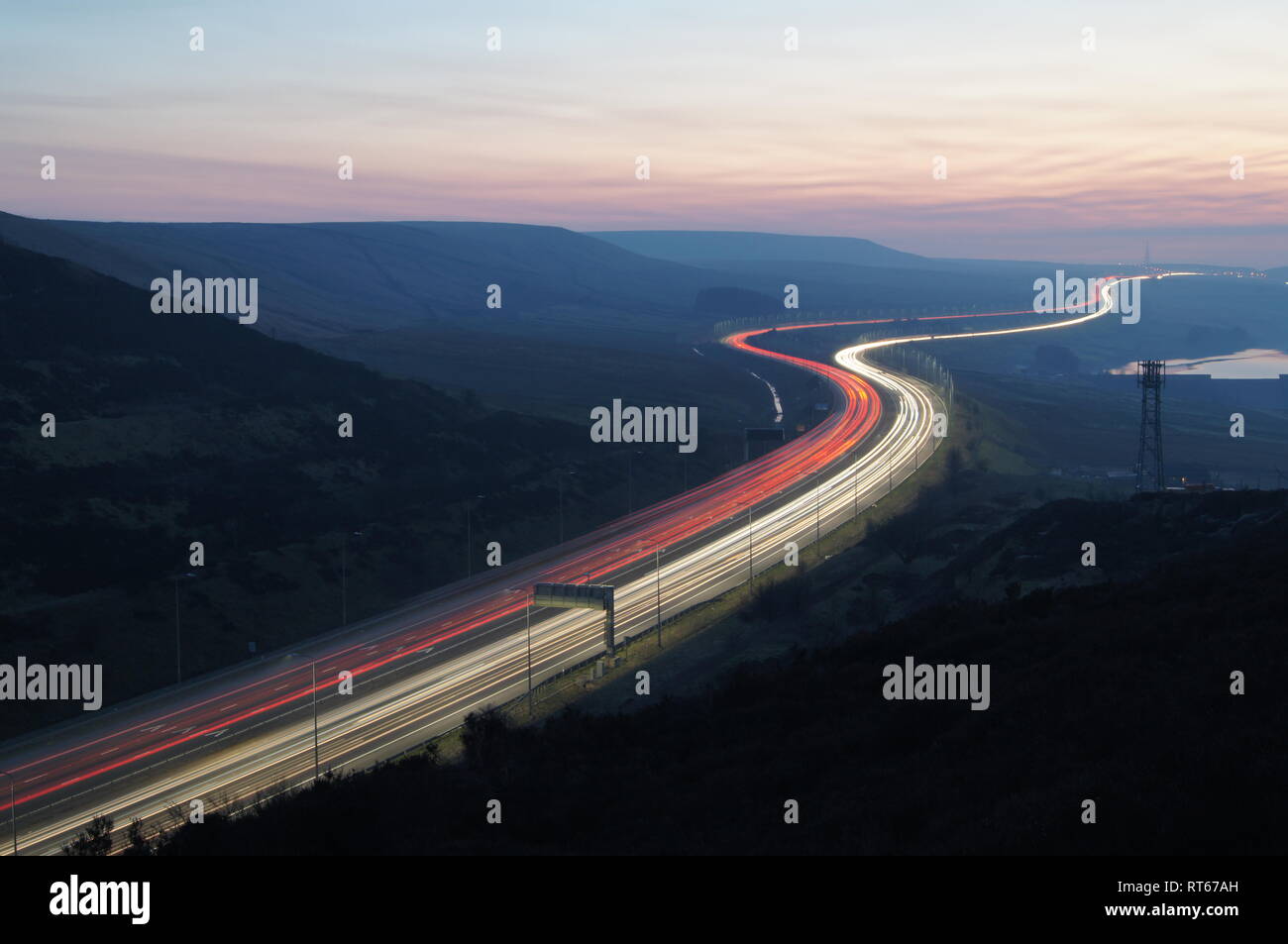 L'autostrada M62 vista dal ponte di Scammonden, guardando verso ovest verso il suo punto più alto all'incrocio 22. M62 cima, vista, crepuscolo, sentieri luce. REGNO UNITO Foto Stock