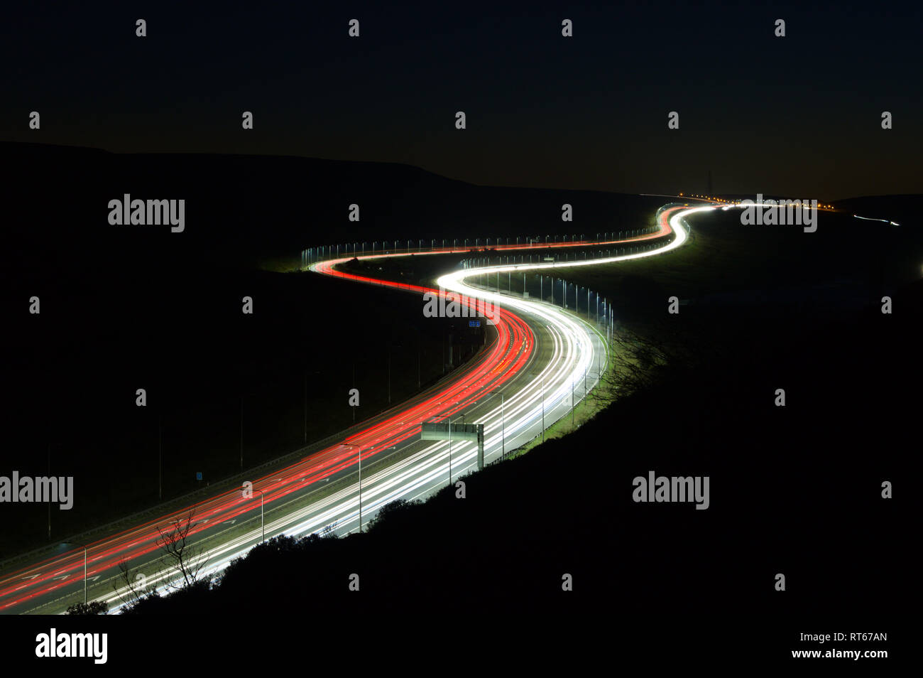 L'autostrada M62 vista dal ponte di Scammonden, guardando verso ovest verso il suo punto più alto all'incrocio 22. M62 cima, vista, notte, sentieri luce. REGNO UNITO Foto Stock