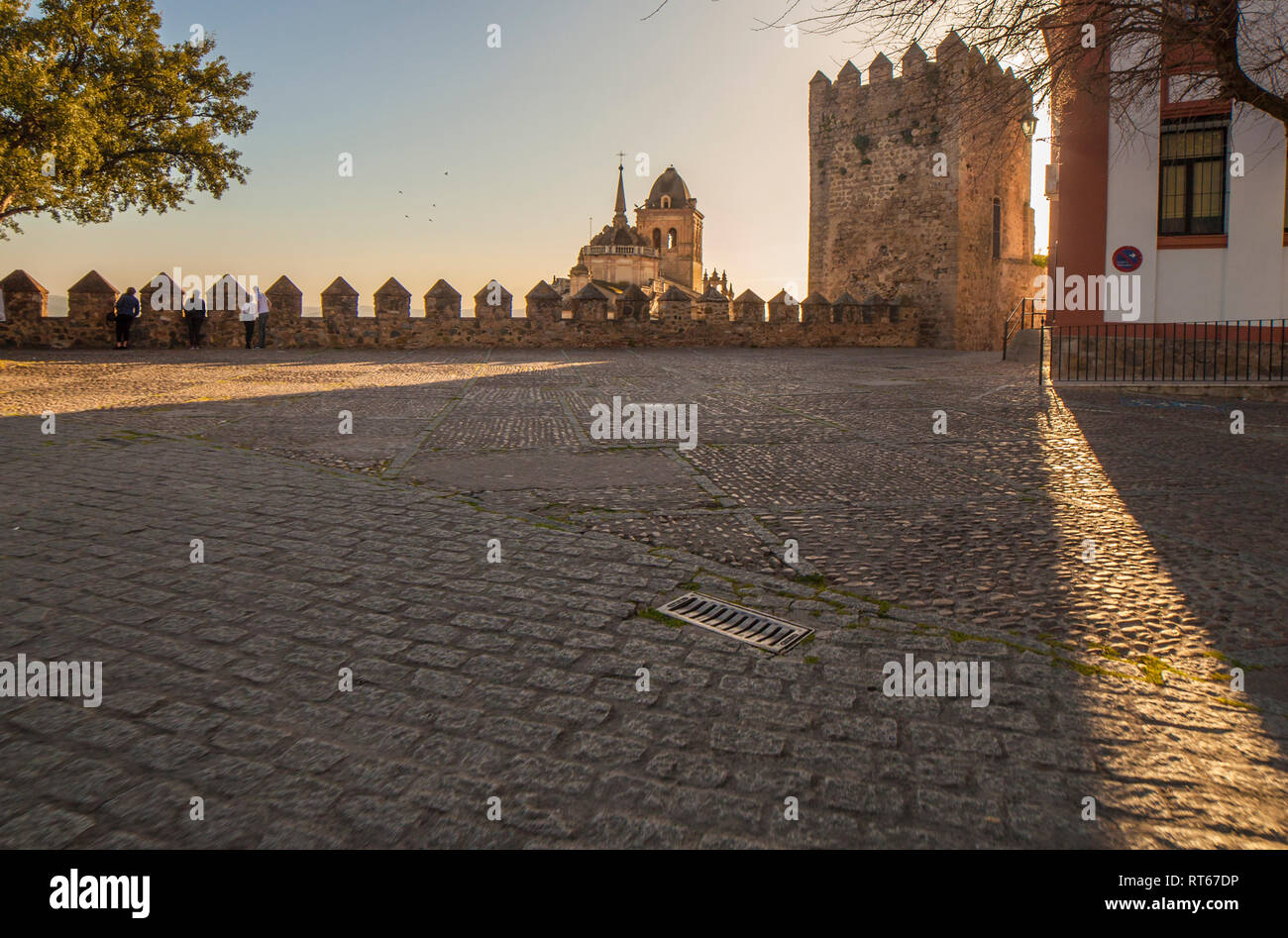 I turisti osservando Santa Maria de la Encarnación Chiesa dai Templari Rocca merlata, Jerez de los Caballeros, Spagna Foto Stock