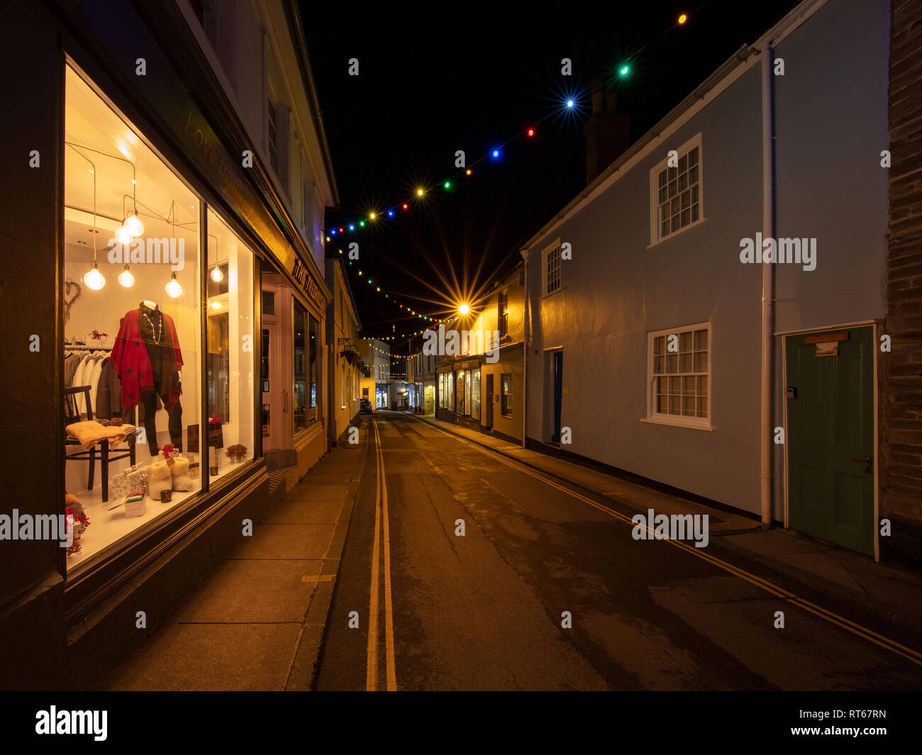 Natale a Salcombe. Amore da…questa popolare località balneare nel South Devon. Questo colpo è guardando giù Fore Street verso la Vicyoria Inn. Foto Stock