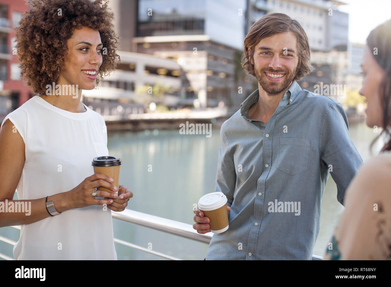 Urban la gente di affari di prendere una pausa, parlando compresi Foto Stock