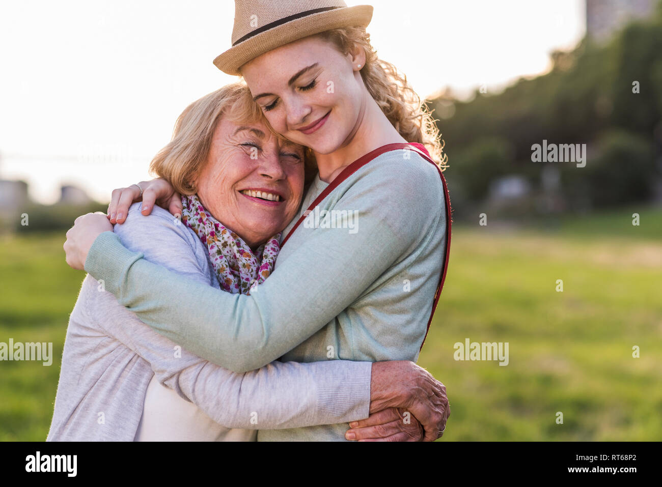 Felice la nonna e la nipote che abbraccia ogni altro Foto Stock