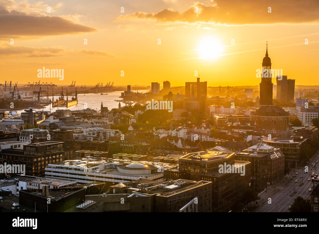Germania, Amburgo, dal porto di Amburgo e Chiesa di San Michele al tramonto Foto Stock